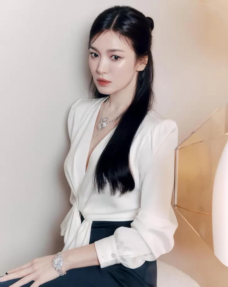 Khám phá 4 cách buộc tóc sang trọng dành cho phụ nữ trên 40 từ Song Hye Kyo
