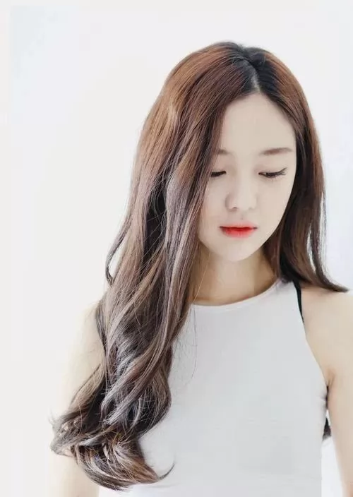 Tóc thẳng dài uốn sóng nhẹ