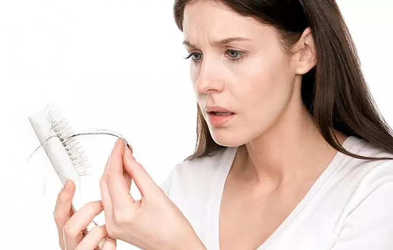 Tóc rụng sau sinh có vĩnh viễn không? Mẹo giảm rụng tóc sau sinh