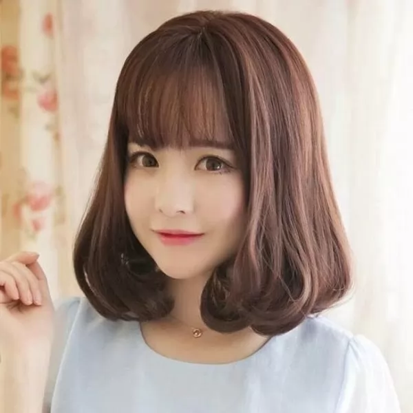 kiểu tóc ngắn uốn cụp đuôi cho khuôn mặt nhỏ gầy