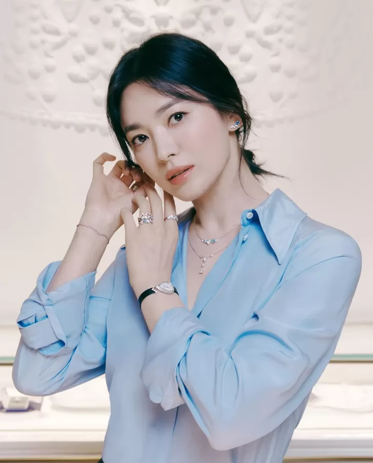 Khám phá 4 cách buộc tóc sang trọng dành cho phụ nữ trên 40 từ Song Hye Kyo