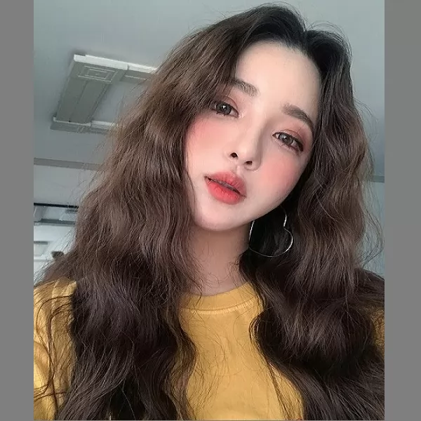 kiểu tóc xoăn sóng nước cho khuôn mặt nhỏ gầy