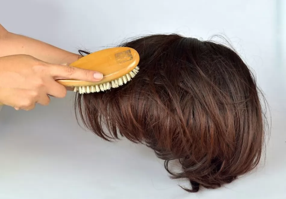 Chải và gỡ rối tóc giả
