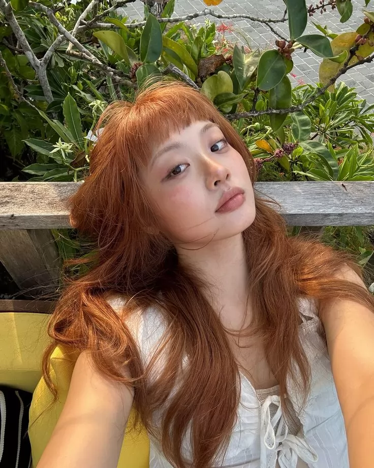 Mái tóc màu nâu đồng dưới ánh sáng tự nhiên