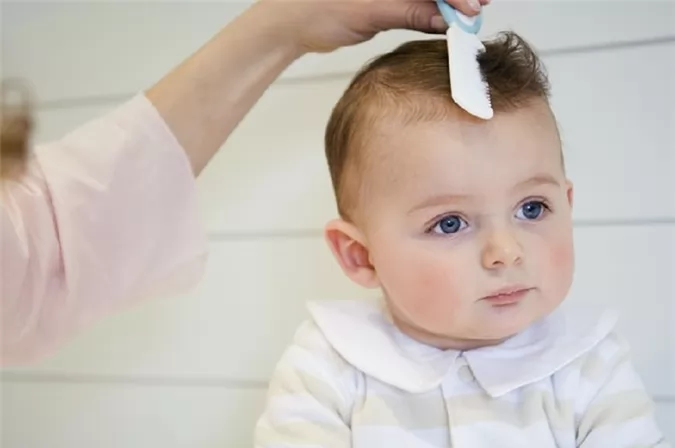 Trẻ bị rụng tóc: Nguyên nhân, triệu chứng và cách điều trị