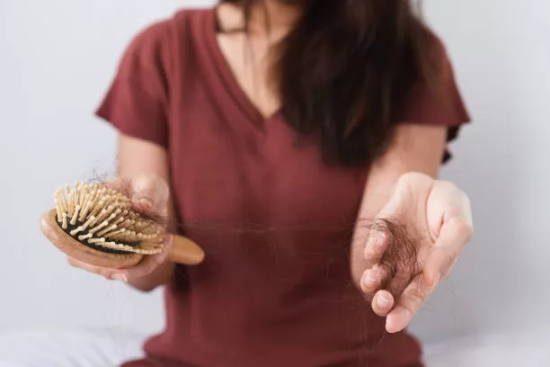Nguyên nhân rụng tóc thời kỳ mãn kinh và cách khắc phục