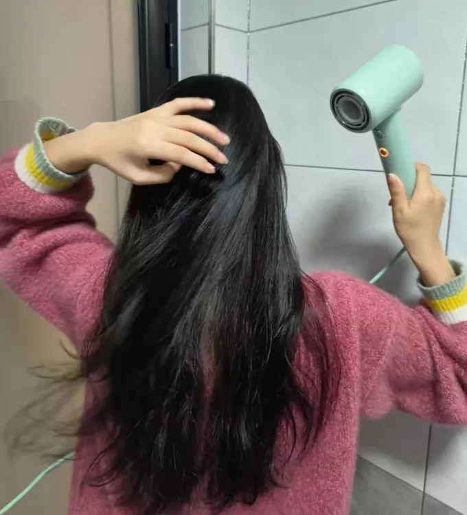 Sấy tóc đúng cách trong mùa mưa
