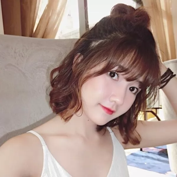 kiểu tóc uốn gợn sóng cho mặt tròn