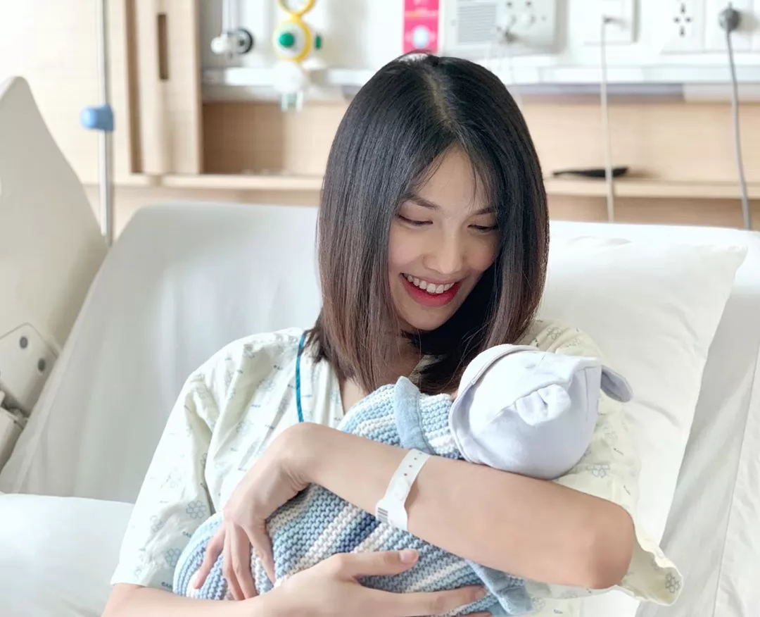 Tóc rụng sau sinh có vĩnh viễn không? Mẹo giảm rụng tóc sau sinh
