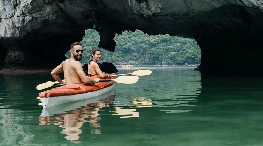 Chèo kayak tại Cát Bà