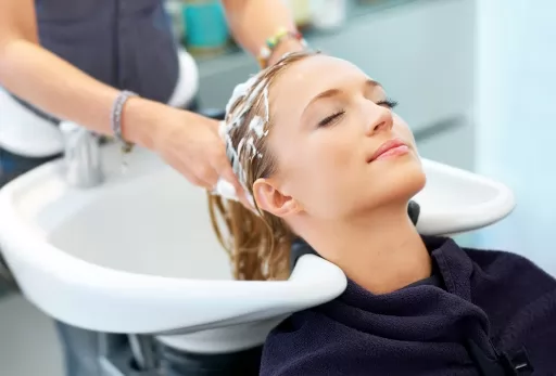 Nguyên nhân khiến tóc bạc sớm là gì? Cách khắc phục tình trạng tóc bạc sớm ở người trẻ