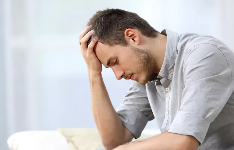 Tóc rụng nhiều ở nam giới là hiện tượng gì?