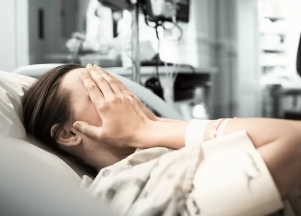 Rụng tóc sau phẫu thuật - Nguyên nhân và Mẹo ngăn ngừa