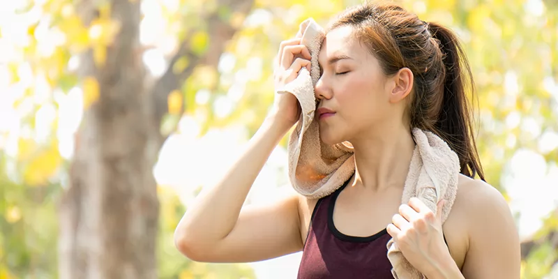 Đổ mồ hôi có dẫn đến rụng tóc không? Cách bảo vệ tóc khi đổ mồ hôi