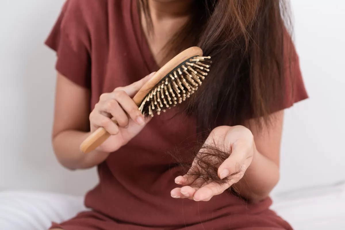 Rụng lông mày hậu Covid và các di chứng về lông-tóc-da khác