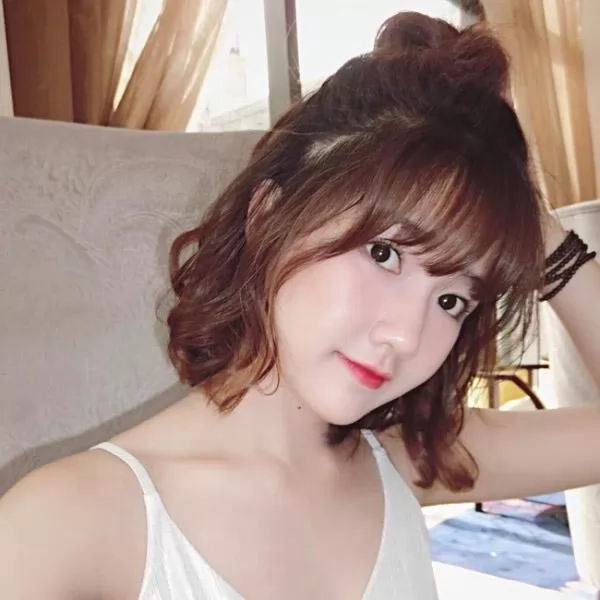 kiểu tóc ngắn xoăn mái bằng