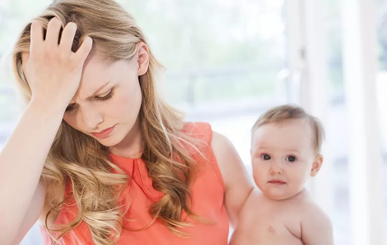 Tóc rụng sau sinh có mọc lại không? Nguyên nhân và cách khắc phục