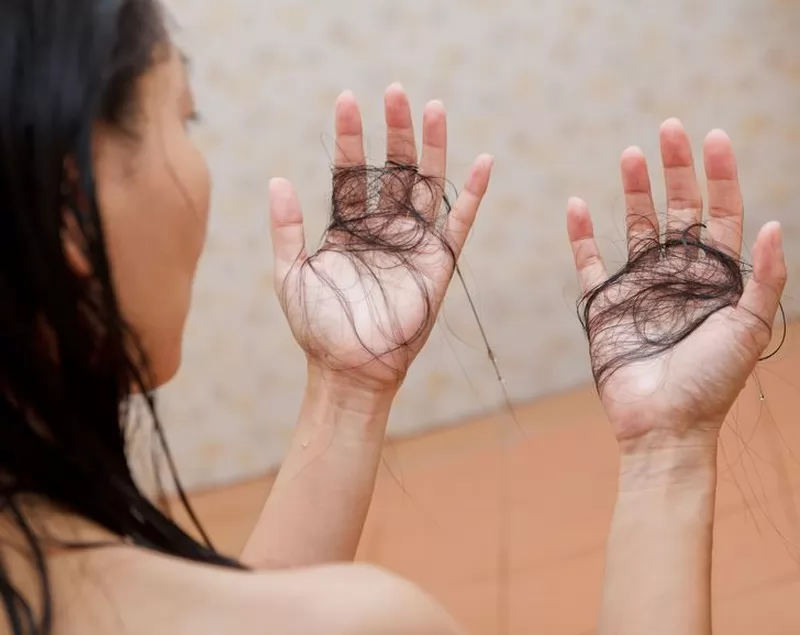 Tại sao tóc rụng nhiều khi tắm? Mẹo ngăn ngừa tóc rụng khi tắm