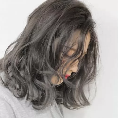 Nhuộm tóc màu xám khói