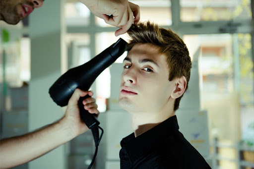 Cách làm tóc hết xoăn cho nam đơn giản nhất