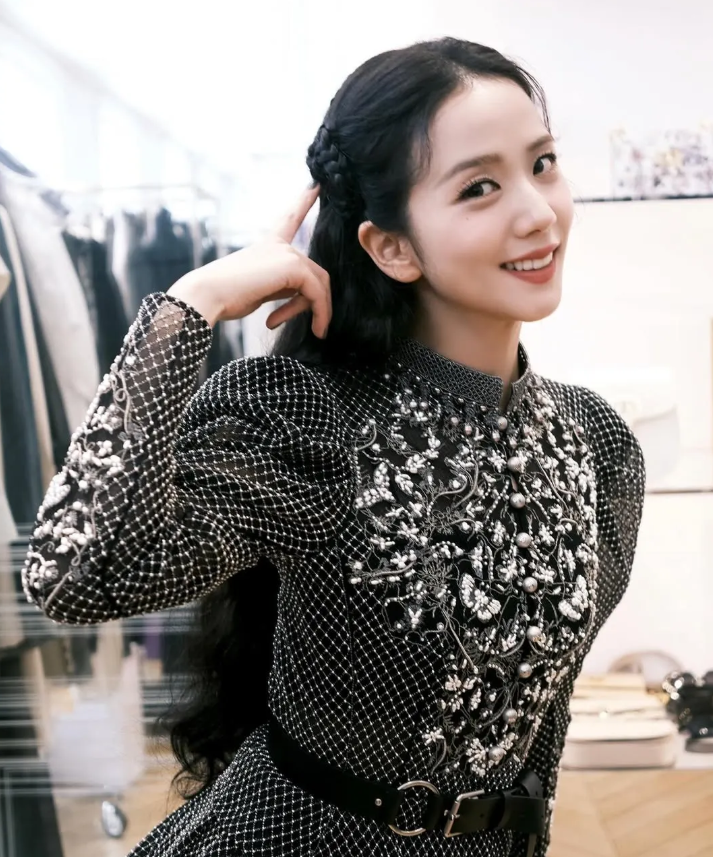 Kiểu buộc nửa đầu thanh lịch, tối giản như Jisoo