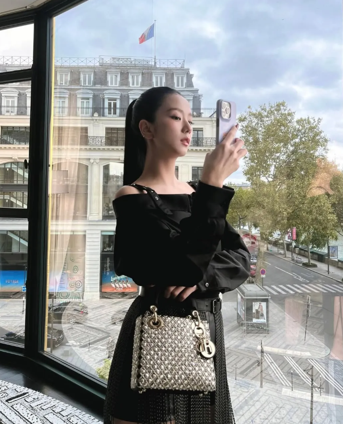 Kiểu buộc nửa đầu thanh lịch, tối giản như Jisoo