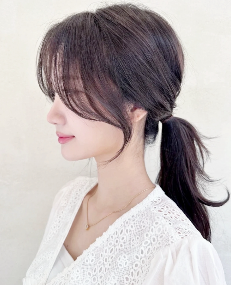 Tóc buộc thấp + mái rẽ nhẹ