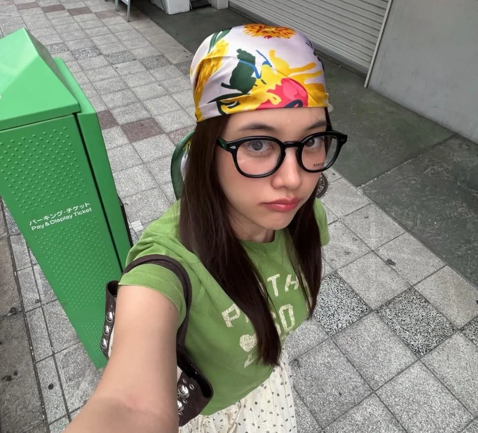 Kiểu tóc đặc trưng của Freen Sarocha: Tóc xõa phối bandana