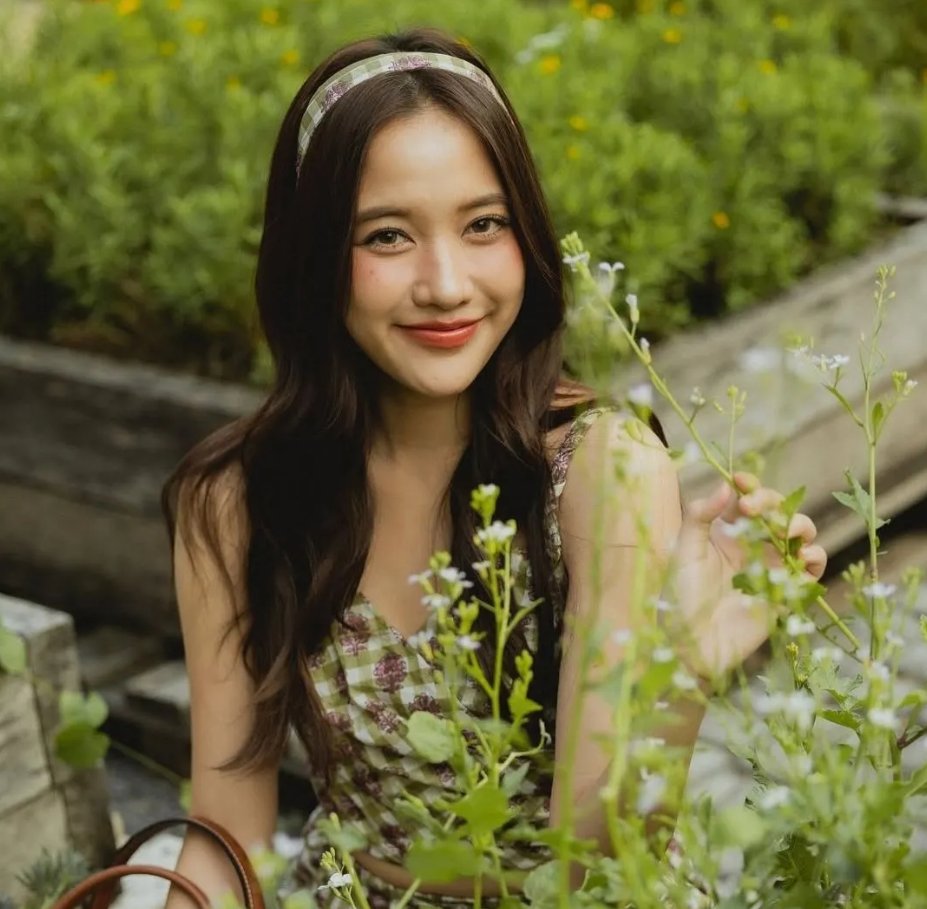 Tóc uốn lọn kết hợp băng đô