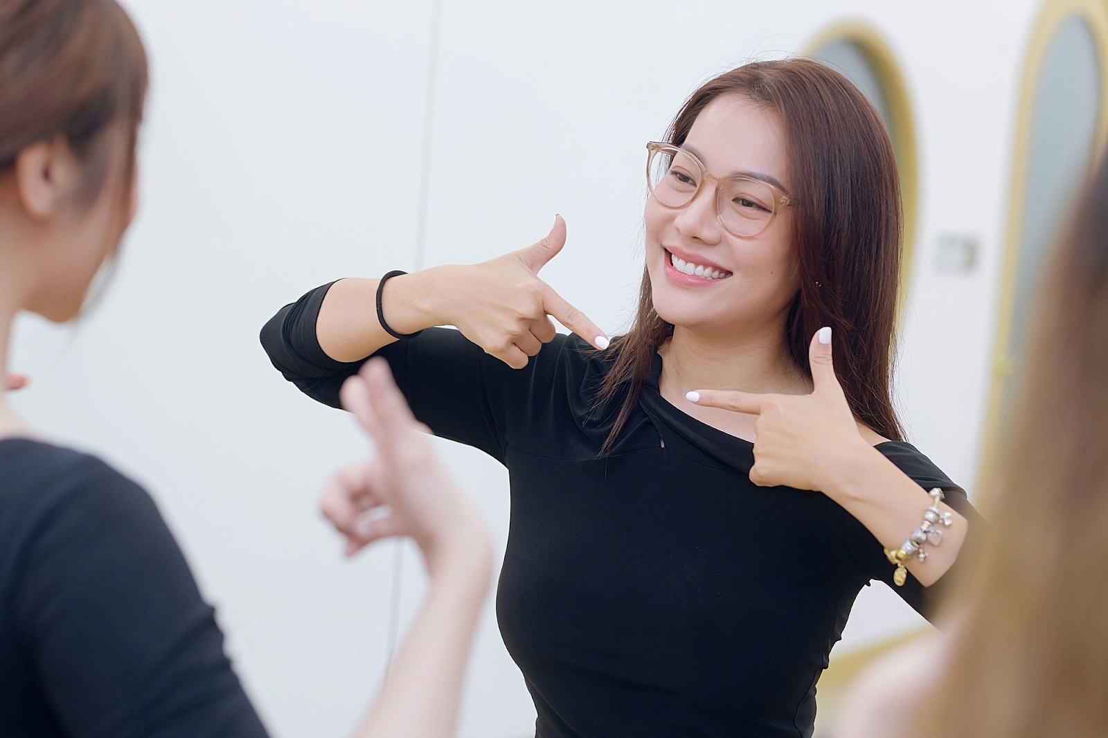 Để rèn luyện phong thái tự tin, bạn có thể tập giữ ánh mắt ngang tầm khi giao tiếp, tránh khoanh tay lúc trò chuyện và luôn giữ nụ cười nhẹ để thể hiện sự thân thiện.