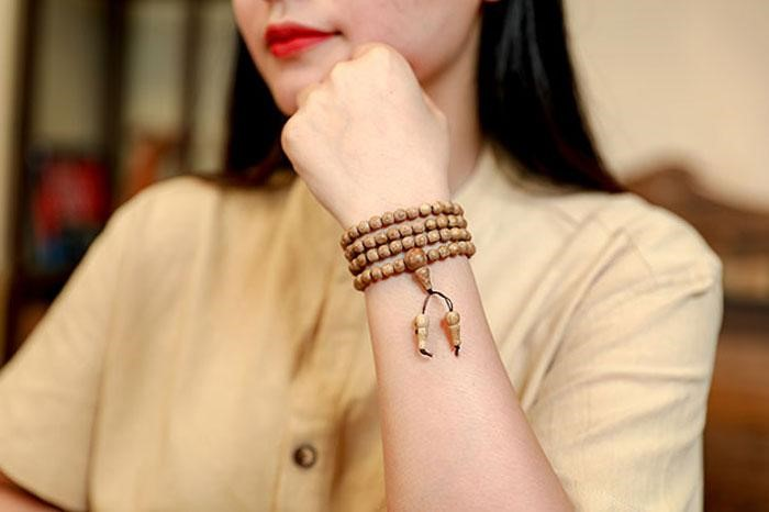 Một chiếc vòng tay hay dây lưng được chọn cẩn thận có thể trở thành điểm nhấn, thể hiện phong cách và cá tính riêng của bạn.