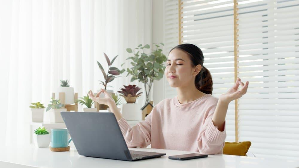 Khi tâm trí được thư giãn, thần thái tươi sáng sẽ tự nhiên tỏa ra từ bên trong, giúp bạn xử lý các mâu thuẫn công sở một cách điềm đạm và tỉnh táo.