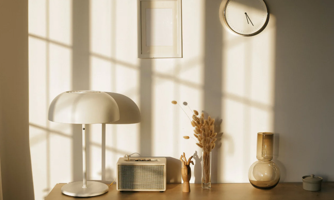 Các nghiên cứu cho thấy ánh sáng tự nhiên có thể thúc đẩy sản xuất serotonin, một chất hóa học trong não liên quan đến cảm giác hạnh phúc.