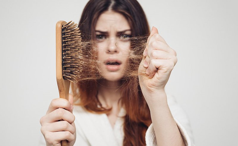 Bệnh rụng tóc là gì? Nguyên nhân và cách khắc phục tình trạng rụng tóc